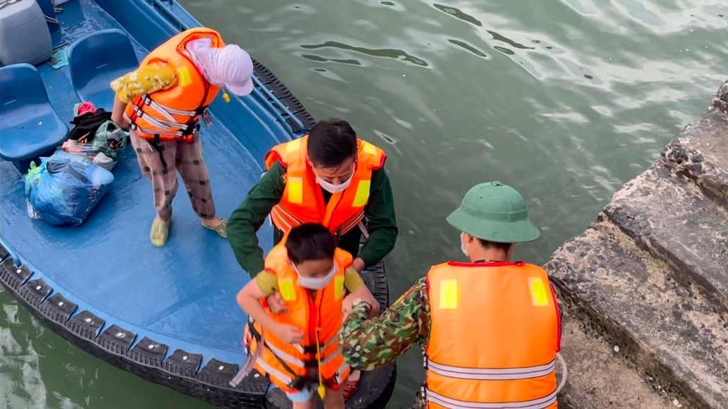 Đồn Biên phòng Cát Bà cứu 4 người gặp nạn trên biển